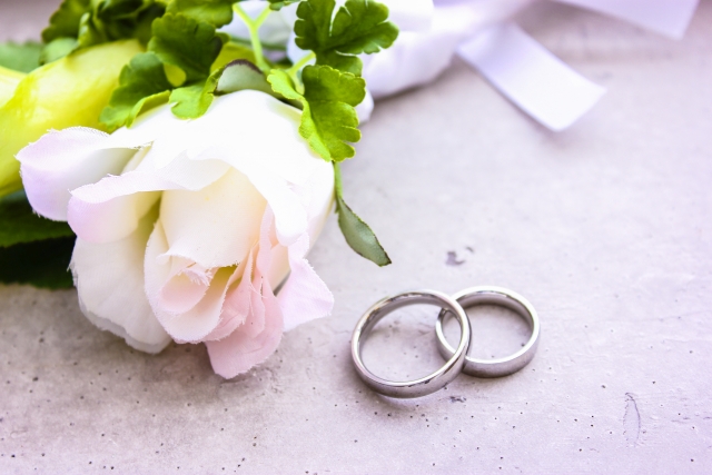 指輪を異性にプレゼント 特別な意味はある 女性と男性で意味が違う お役立ちラボ