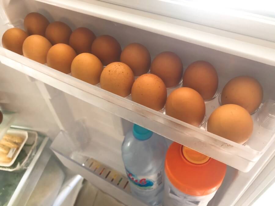 冷蔵庫の中の卵の画像